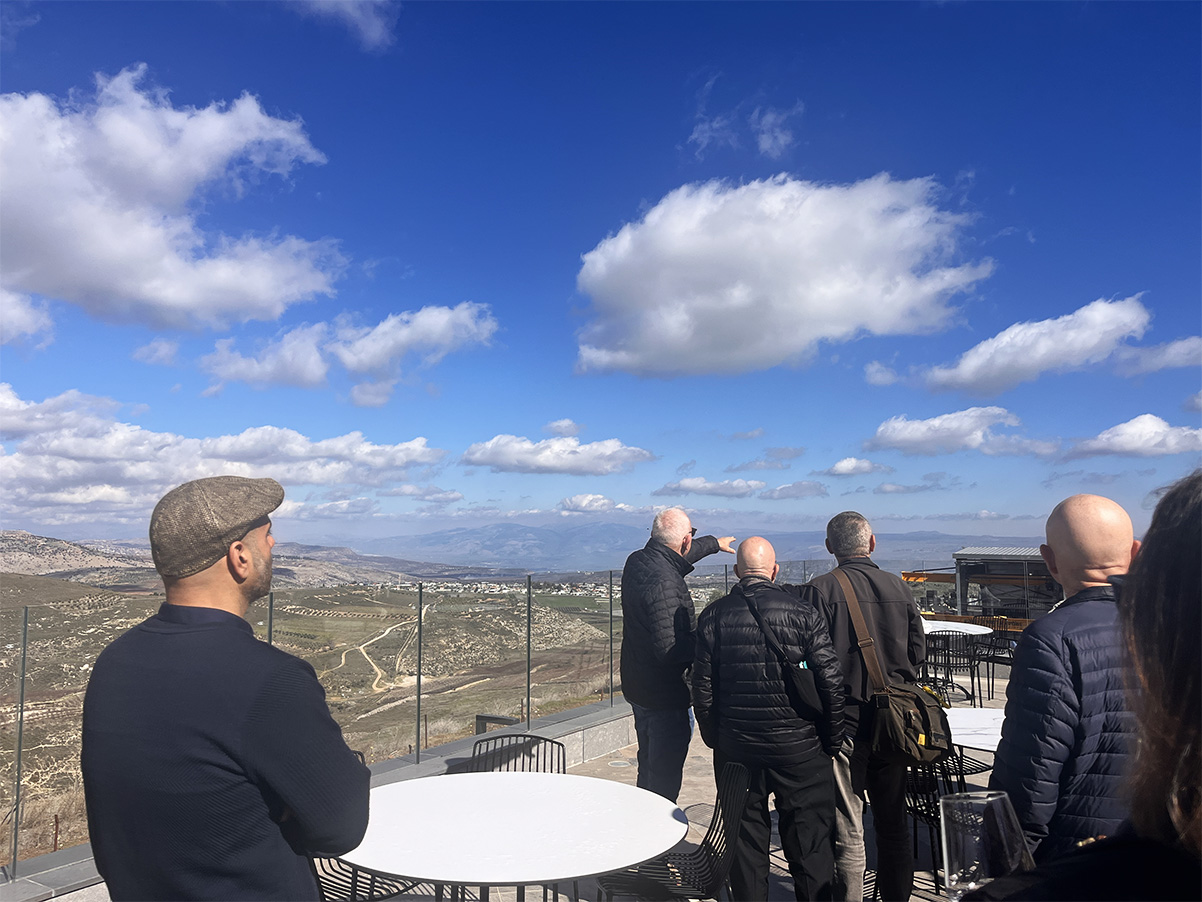 נוף מהמרפסת של מרכז המבקרים של יקב רקנאטי בצפון. צילום: דיקלה דנינו