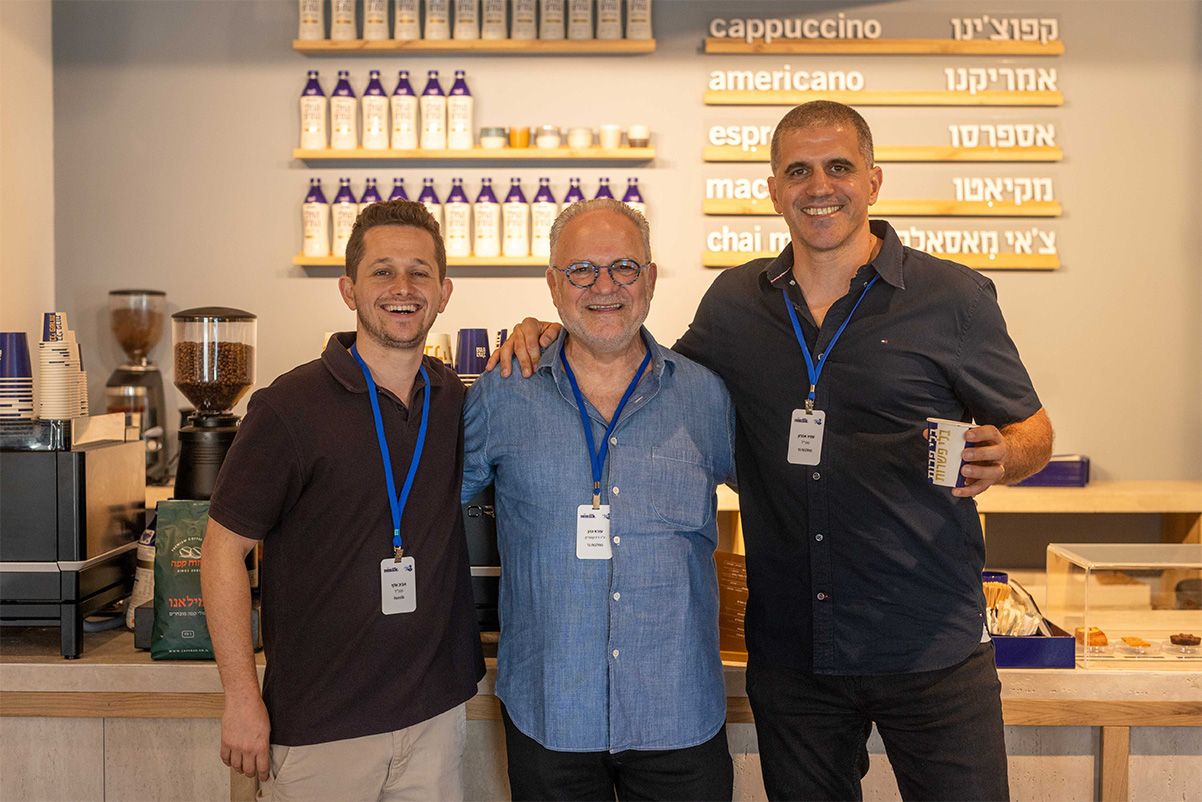 "מבחינת גד זוהי פריצת דרך עולמית" - מימין: מנה"ל מחלבות גד עמיר אהבון, בעלים ויו"ר דירקטוריון מחלבות גד עזרא כהן, מייסד ומנכ"ל Remilk אביב וולף. צילום: דניאל לילה