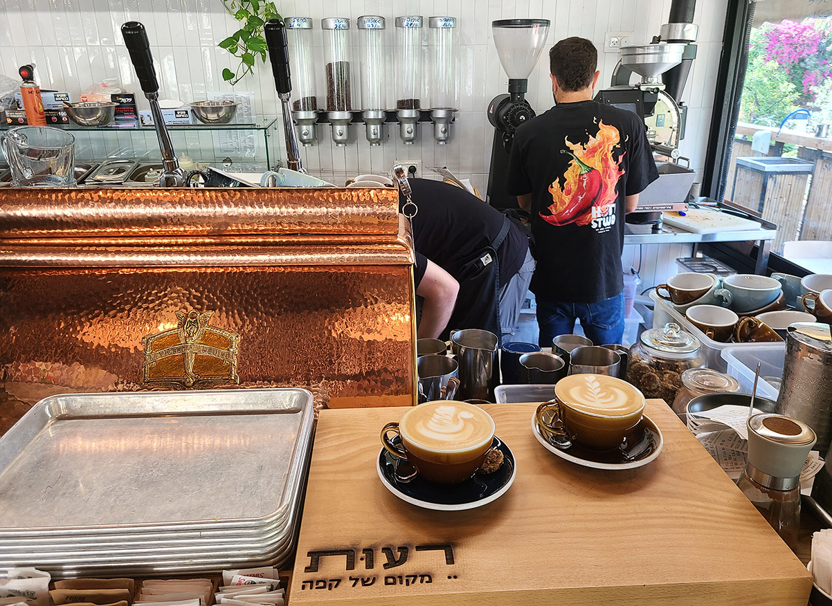 מכונת מנוף של Victoria Arduino לצד מכונת קלייה של קופי-טק הישראלית (צילום: הוד אסולין)