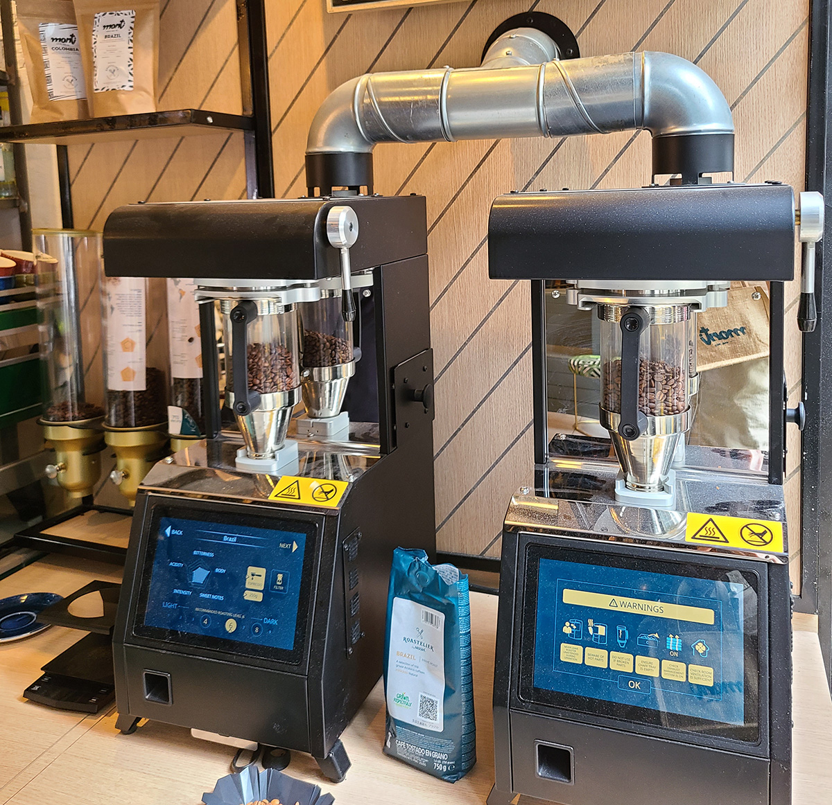 שתי מכונות קלייה Roastelier של נסטלה בבית הקפה מונטי בתל אביב. צילום: מגזין שותים