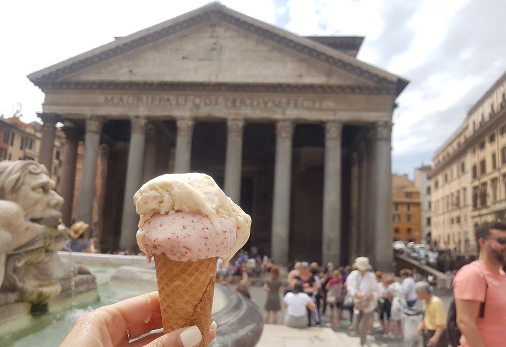 גלידה מול הפנתיאון ברומא. צילום: שותים