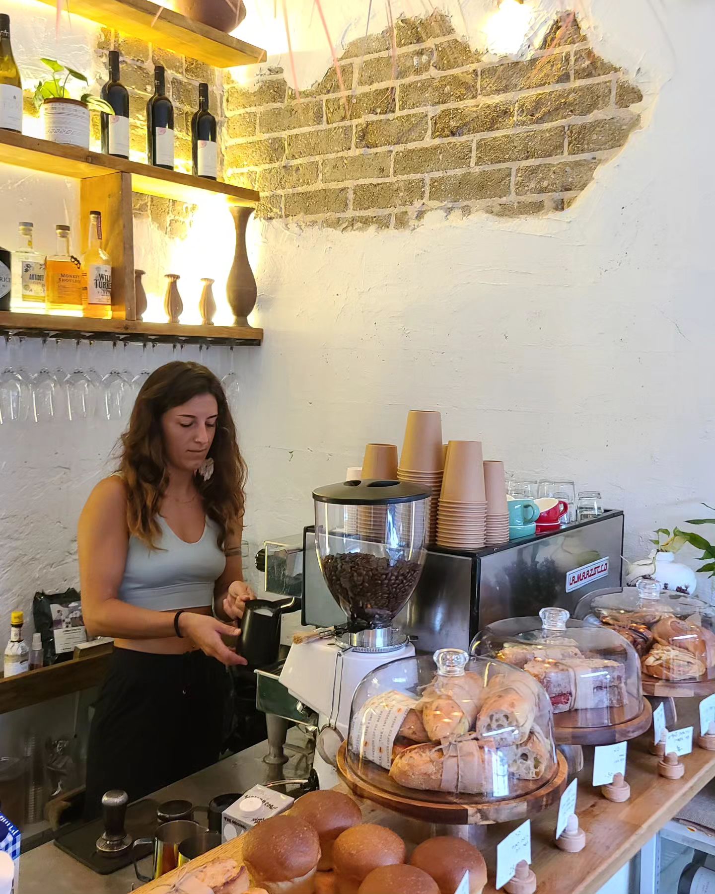 בריסטה בבית הקפה סמנתה'ס בשוק הכרמל בתל אביב. צילום: מגזין שותים