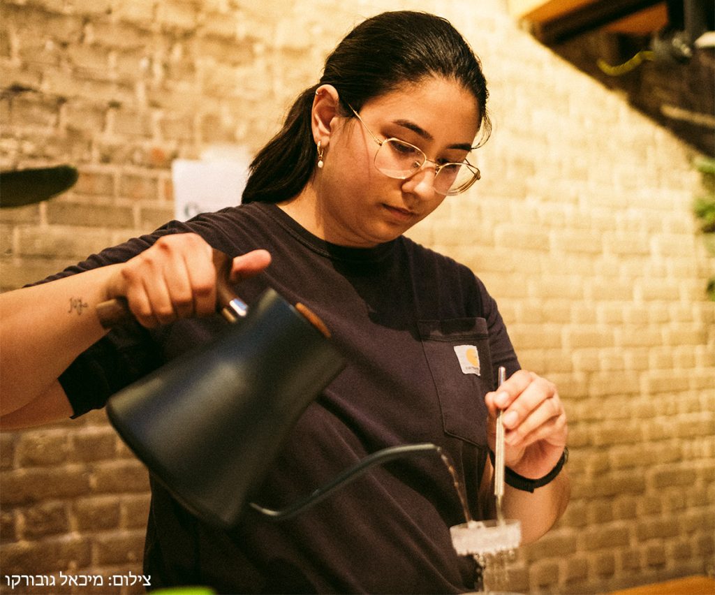 הבריסטה שחר שמשוני. צילום: מיכאל גובורקו