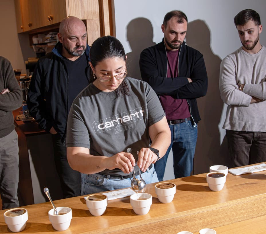 הבריסטה שחר שמשוני מדריכה סדנת קאפינג בקפה נחת. צילום: יעקב בלומנטל