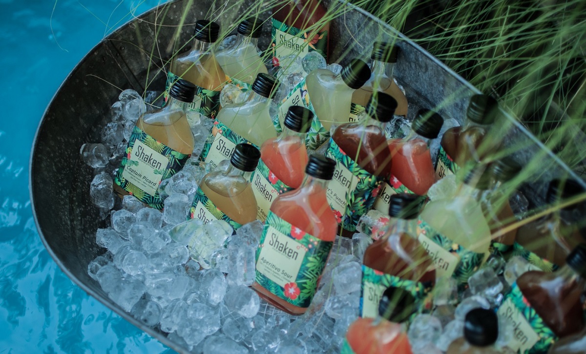 קוקטיילים מבוקבקים צבעוניים בשמפניירה עם קרח