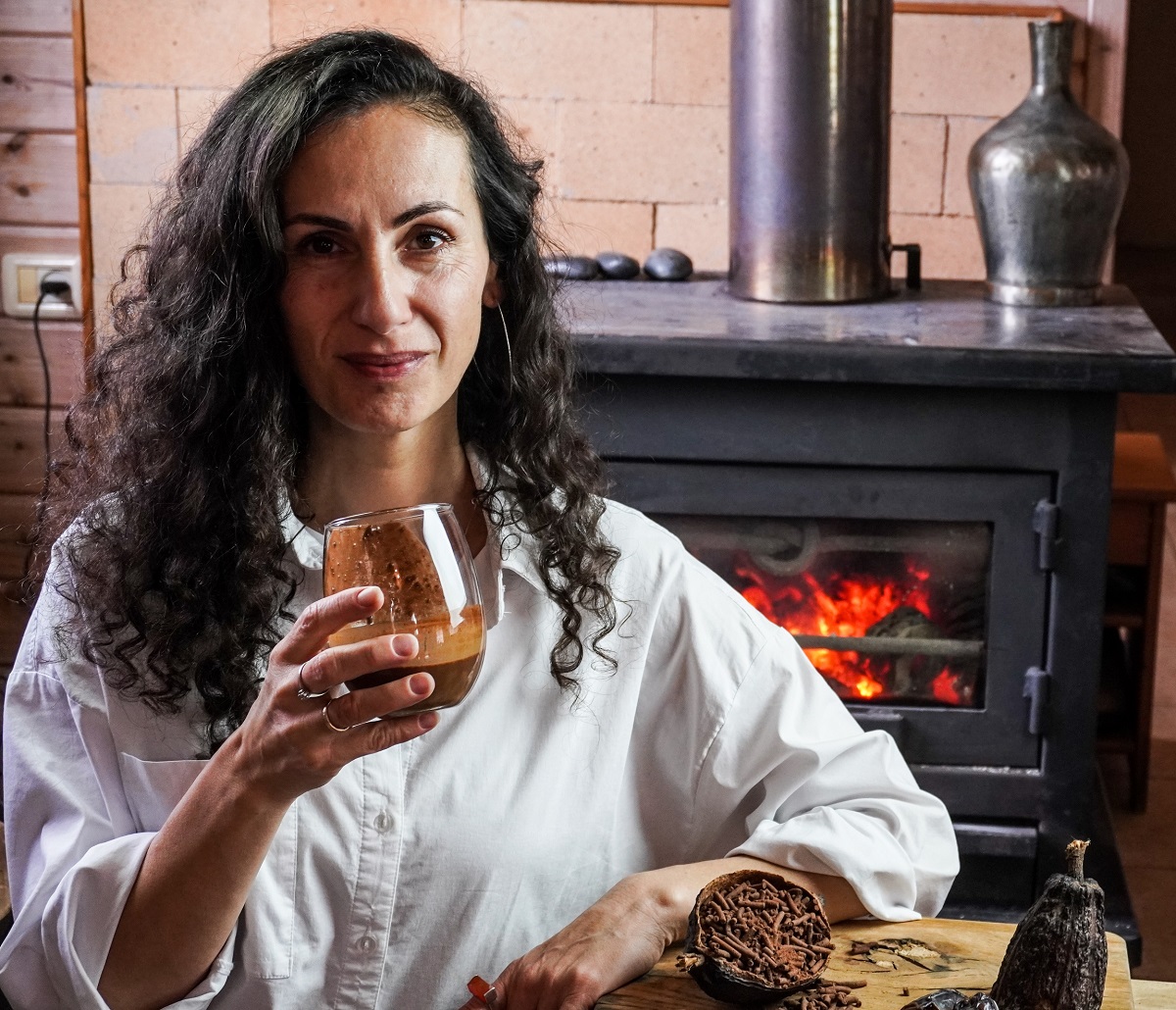 שותה משקה קקאו חם Sheecooi. צילום: דרור להט