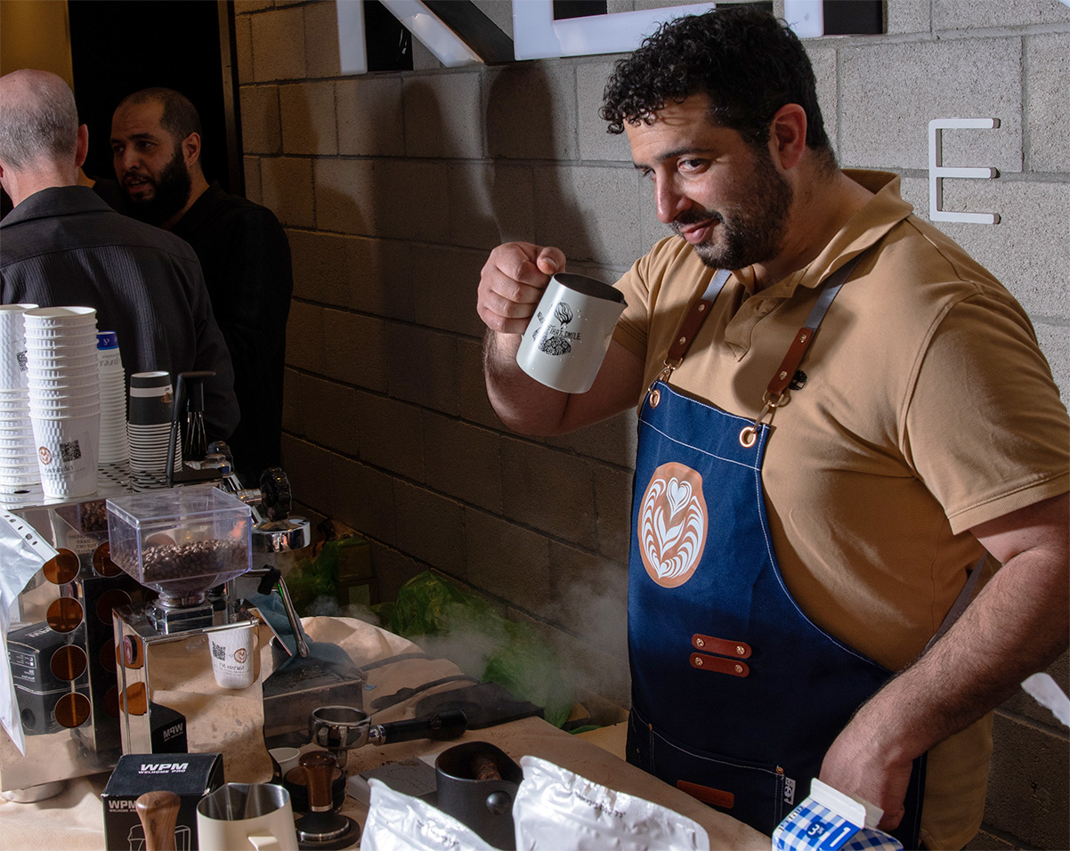 אומן הלאטה ארט שליו כהן בפסטיבל "חגיגה של קפה" השני של מגזין שותים (צילום: יעקב בלומנטל)
