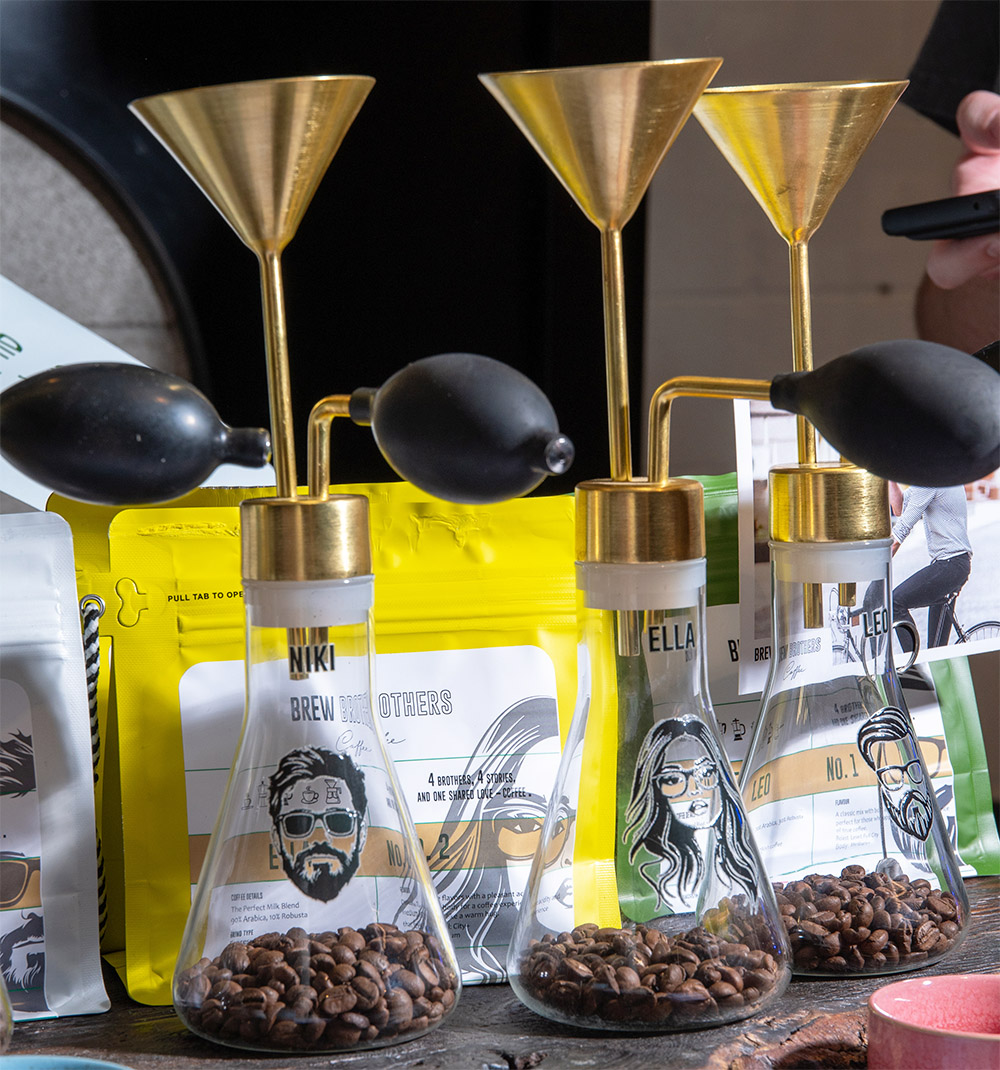 מותג הקפה Brew Brothers הגיעו עם מפוחי רחרוח, שהפיצו את הארומות של התערובות שלהם (צילום: יעקב בלומנטל)