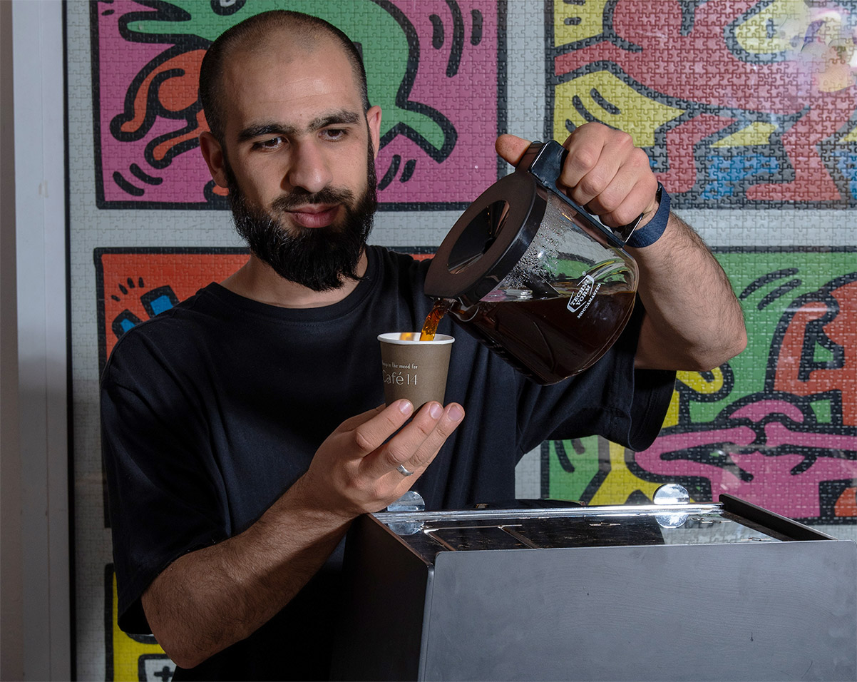 חסן מ-Cafe 14 ביפו (צילום: יעקב בלומנטל)