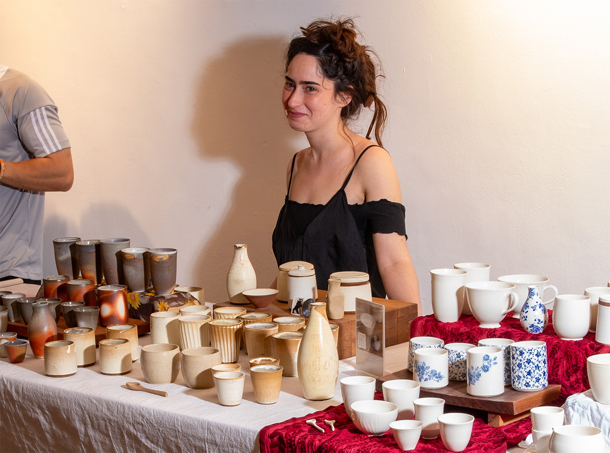 כוסות קרמיקה בעבודת יד של Ceramika בפסטיבל הקפה של מגזין שותים 2026 (צילום: יעקב בלומנטל)