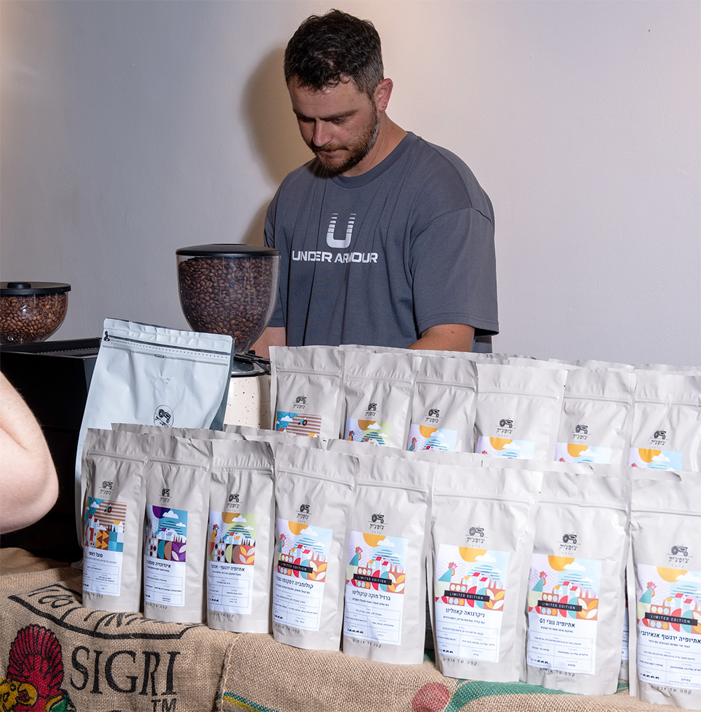 אור זימן מבית הקלייה ועגלת הקפה צ'ופצ'יק בבית יהושע, בפסטיבל "חגיגה של קפה" השני (צילום: יעקב בלומנטל)