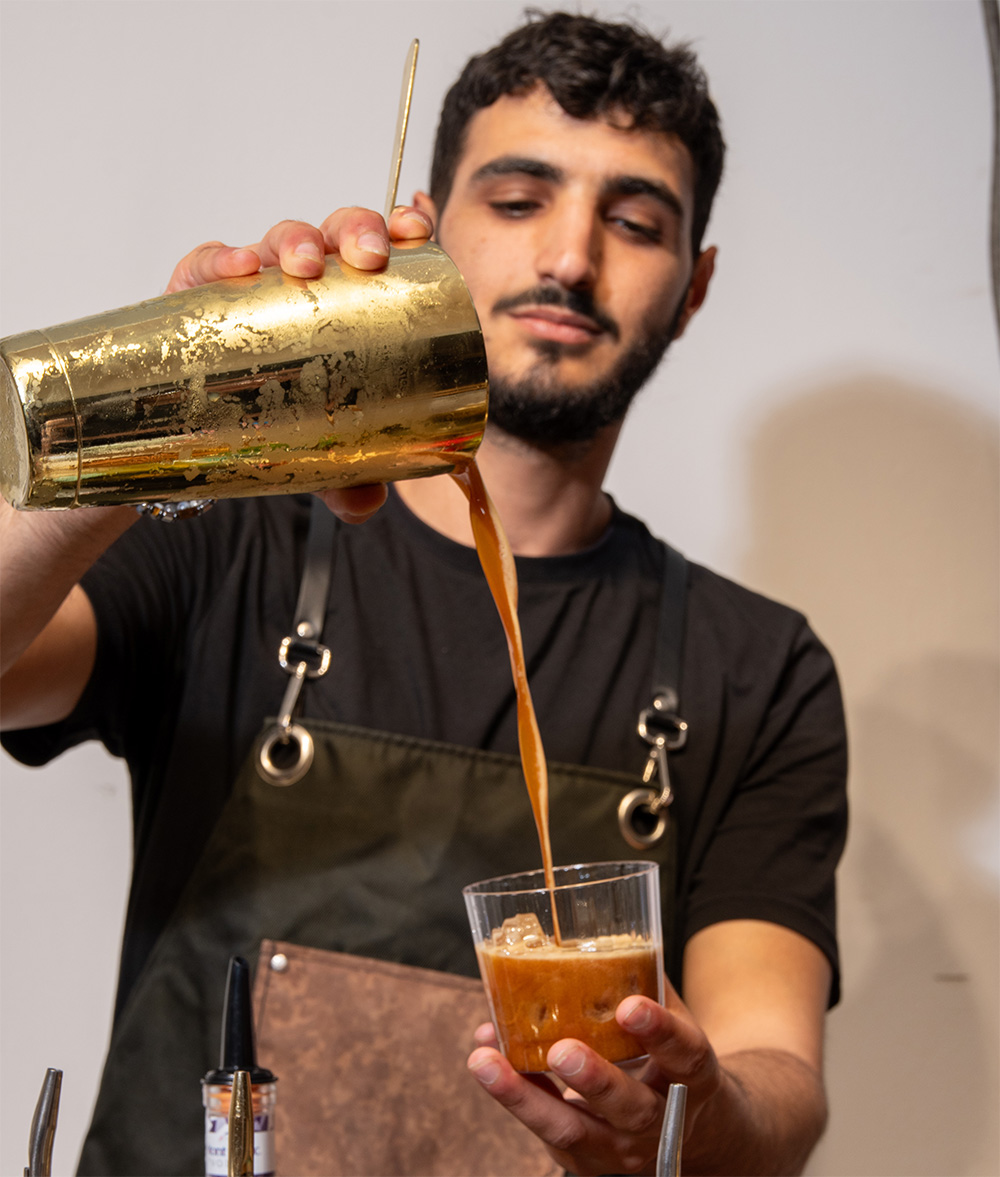 קוקטיילים, עם או בלי קפה, של דיוניסוס בפסטיבל "חגיגה של קפה" בדיזנגוף סנטר 2026 (צילום: יעקב בלומנטל)