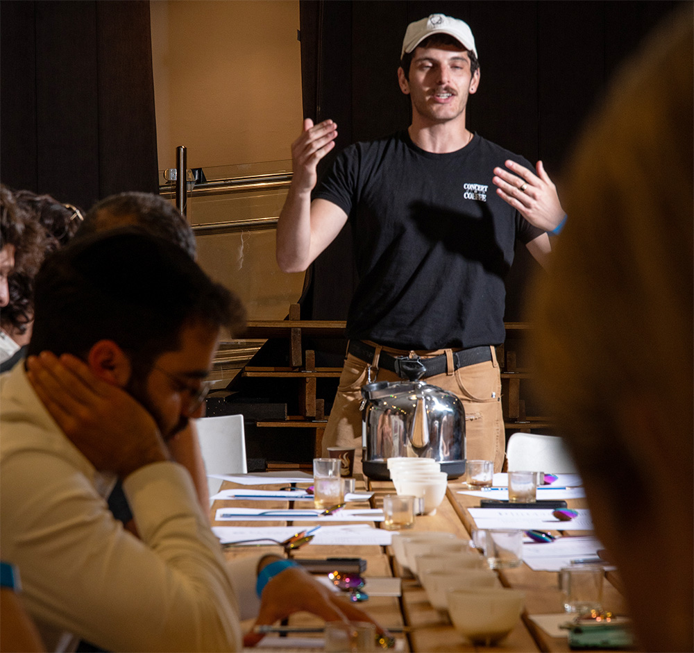 אבן גואל מ-Concept:Coffee מעביר סדנת קאפינג בפסטיבל "חגיגה של קפה" של מגזין שותים (צילום: יעקב בלומנטל)