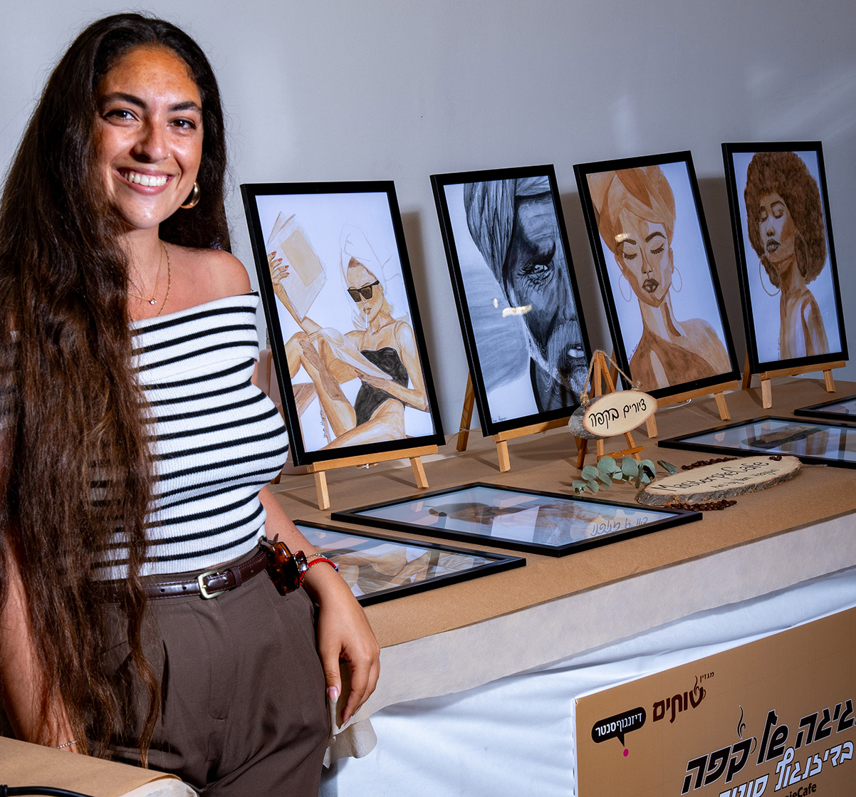 ים חיון - MasterpieCafe - עם ציורים שהיא מציירת בקפה, בפסטיבל הקפה של מגזין שותים בדיזנגוף סנטר (צילום: יעקב בלומנטל)