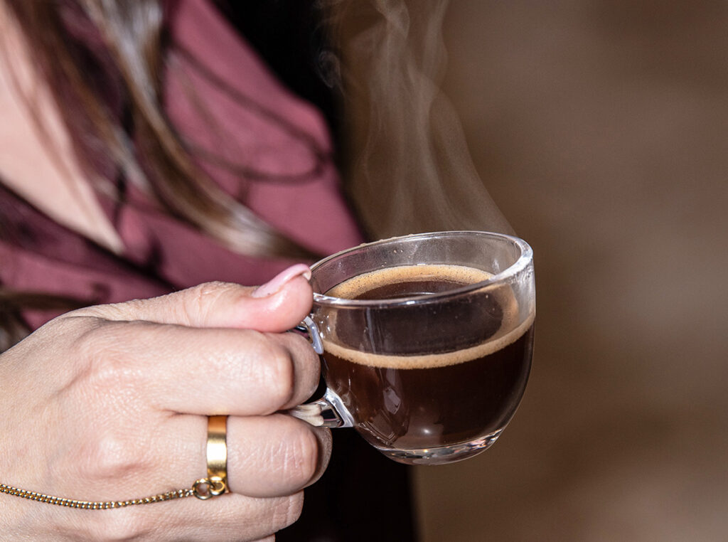 כוס טעימות בפסטיבל "חגיגה של קפה". צילום: יעקב בלומנטל