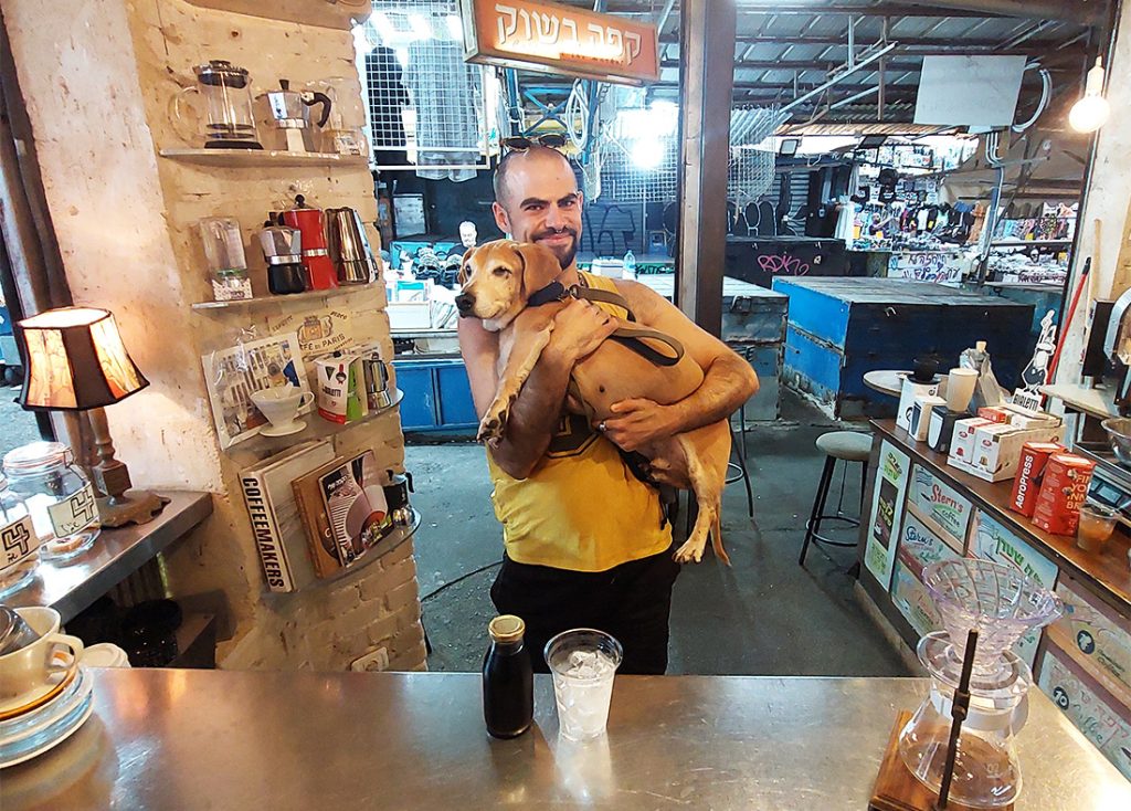 איתם זך מאמסטרדם בקפה בשוק. צילום: איתי שקד