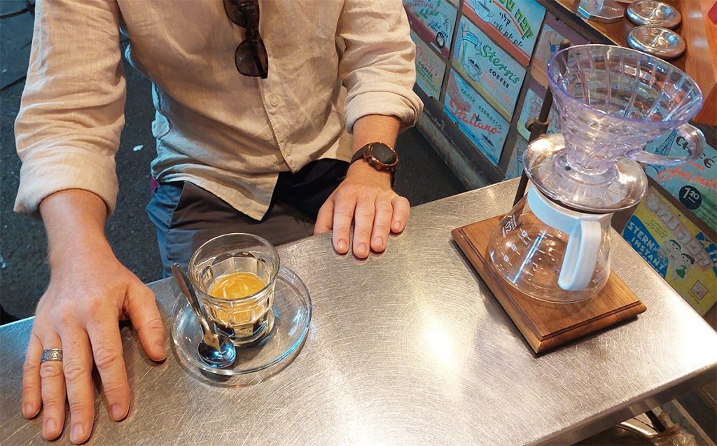 מייקל הכומר מברלין שותה אספרסו בבקפה בשוק. צילום: איתי שקד