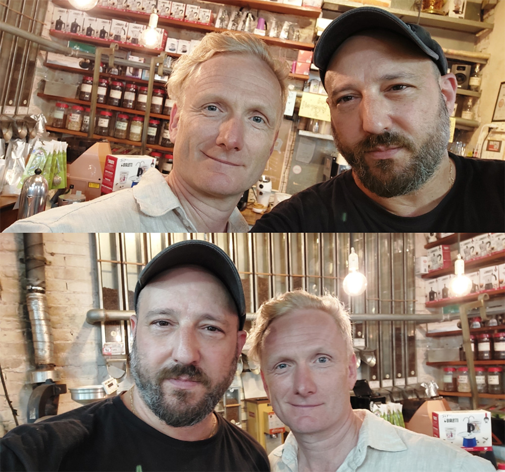 הכומר מייקל קוסלינג ואיתי שקד בחנות קפה בשוק. צילום: איתי שקד