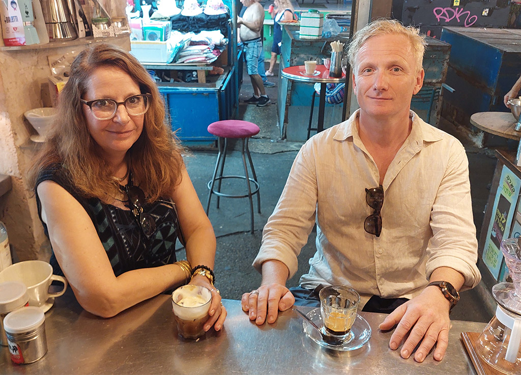 הכומר מייקל קוסלינג מברלין וסיון 'מקיאטו פינוקים' כהן בקפה בשוק. צילום: איתי שקד