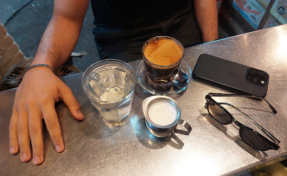 אמריקנו קטן עם ספלאש חלב בשוק הכרמל. צילום: איתי שקד