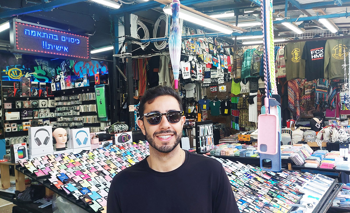 התייר אדם לוי מניו יורק בשוק הכרמל. צילום: איתי שקד