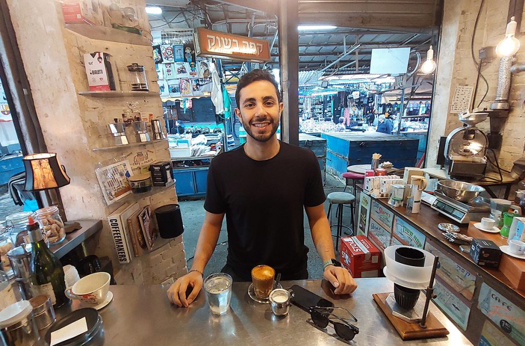 אדם לוי התייר מניו יורק בקפה בשוק בתל אביב. צילום: איתי שקד