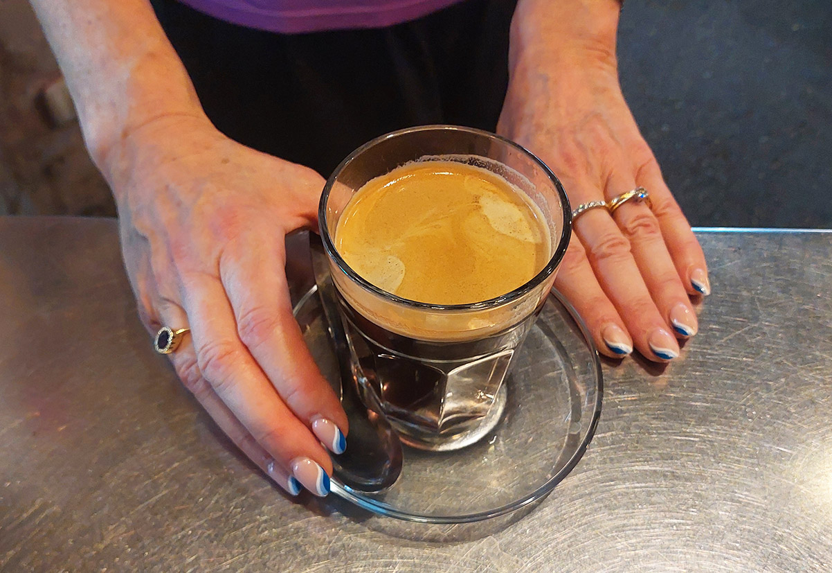 קפה שחור אמריקאי בקפה בשוק. צילום: איתי שקד