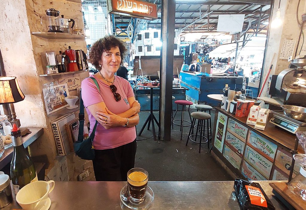 התיירת מנדי קנט מלונדון בקפה בשוק. צילום: איתי שקד