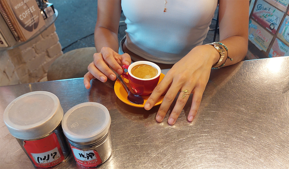 אספרסו ארוך עד למעלה בקפה בשוק הכרמל. צילום: איתי שקד