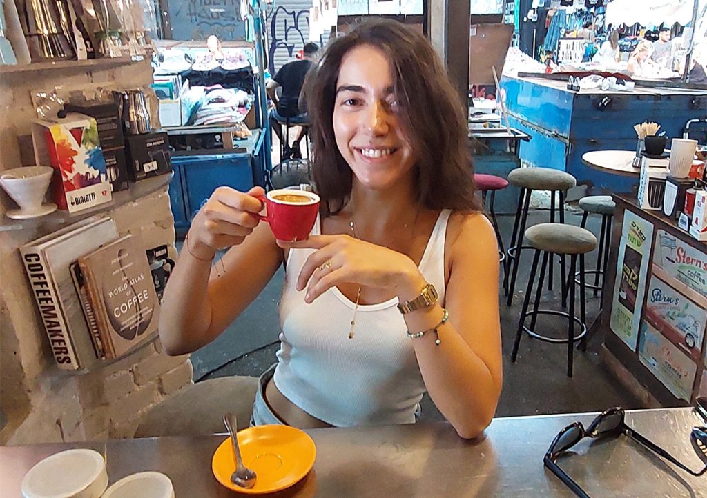 מאי שחר ממיאמי בחנות קפה בשוק בתל אביב. צילום: איתי שקד