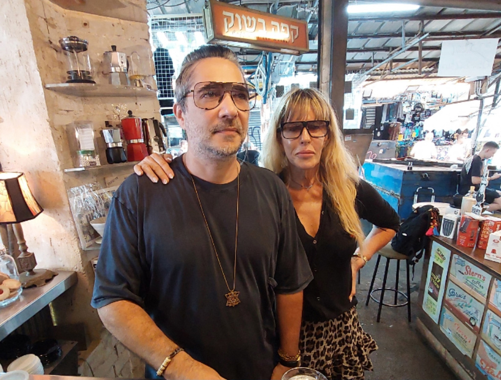 מיכל אביב ודוד לחמי בקפה בשוק בתל אביב. צילום: איתי שקד