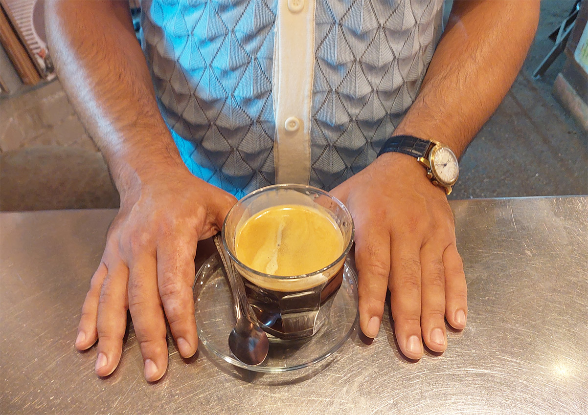 כוס אמריקנו בשוק הכרמל. צילום: איתי שקד