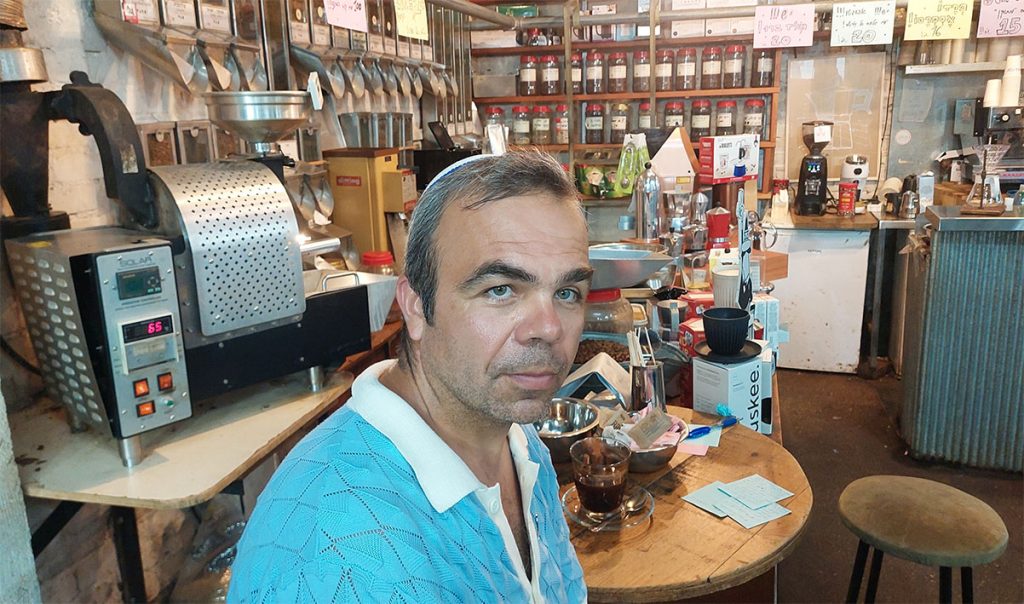ד"ר דניאל כהן מנאנט בחנות קפה בשוק הכרמל. צילום: איתי שקד