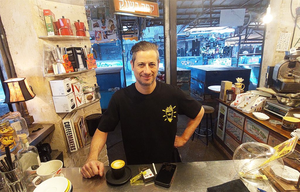 יונתן פרל בקפה בשוק. צילום: איתי שקד