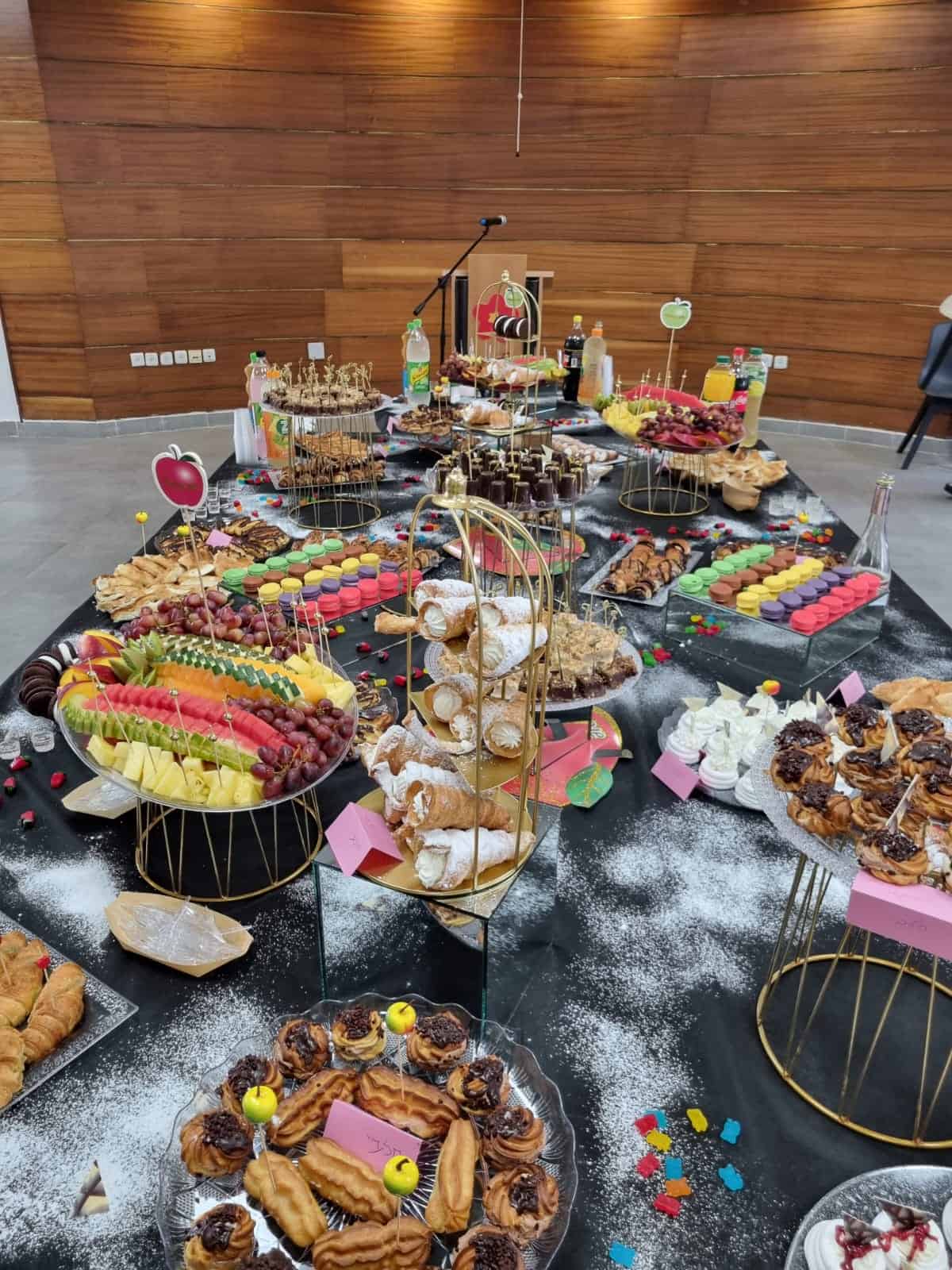 קינוחים מתוקים בשולחן שוק. צילום: Chef4u