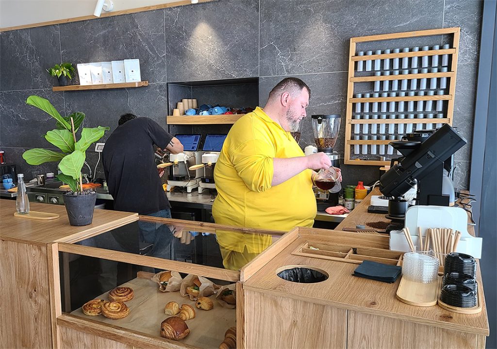 SIG Cafe - בית קפה ספיישלטי חדש בשוק בצלאל בתל אביב. צילום: מגזין שותים