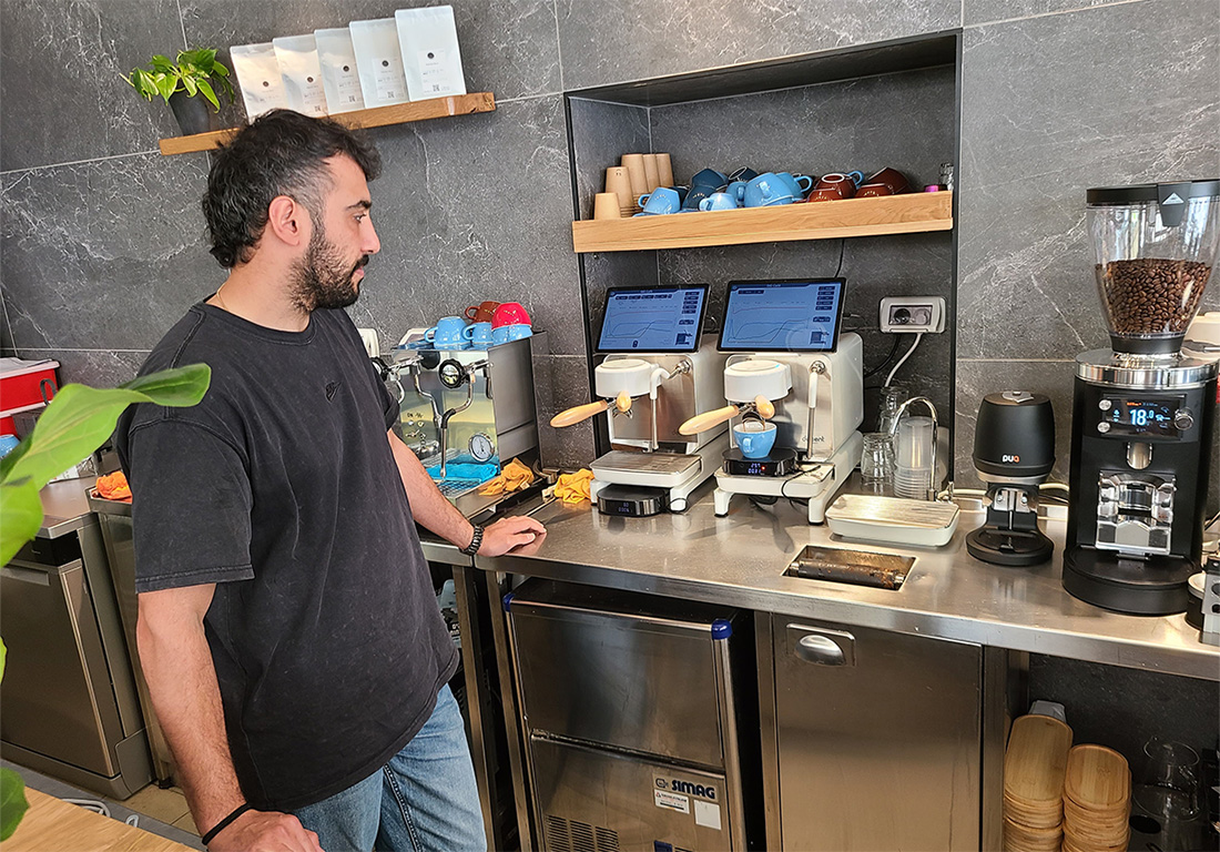 מכונות אספרסו Decent XXL בסיג קפה בתל אביב. צילום: מגזין שותים