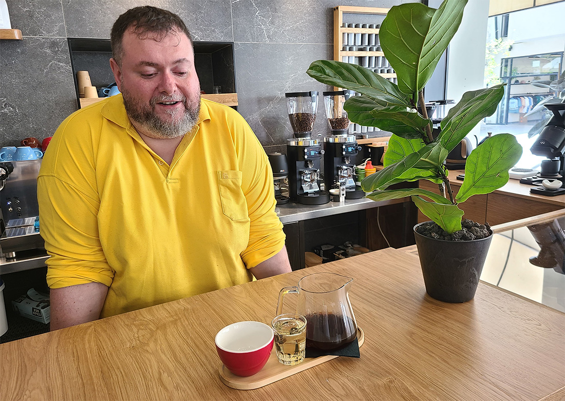 חליטת תה ירוק כמנקה חך עם כל כוס קפה - סיג קפה בתל אביב. צילום: מגזין שותם