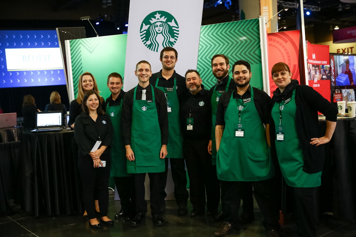 עובדי סטארבקס עם סינרים ירוקים. צילום: Starbucks