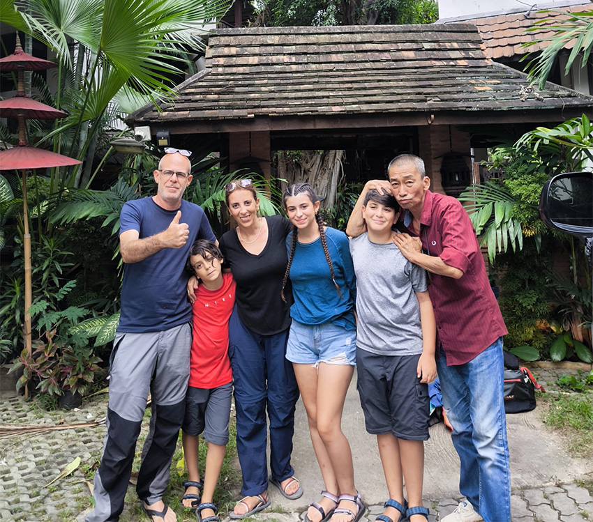 משפחת לוי מהקיבוץ בטיול בעיר צ'יאנג מאי בתאילנד. צילום: מהאלבום הפרטי