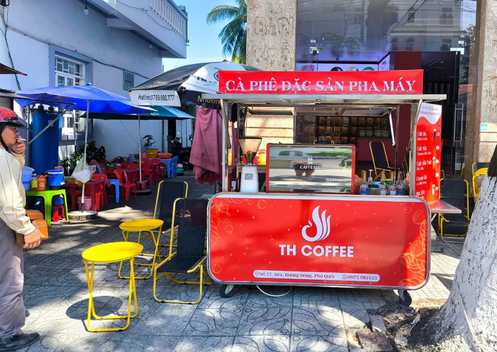 עגלת קפה קטנה ברחוב בהאנוי בירת וייטנאם. צילום: מעין לוי