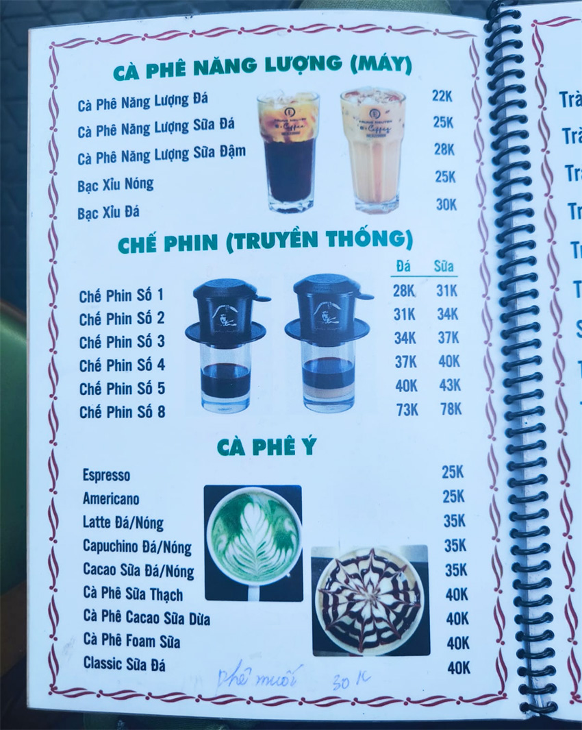 תפריט קפה בבית קפה בהאנוי. צילום: מעין לוי