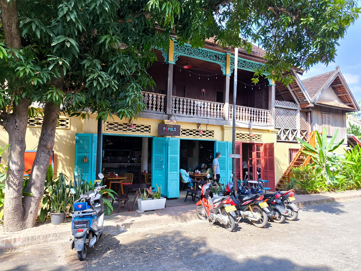 בית קפה בעיר לואנג פרבאנג. צילום: מעין לוי