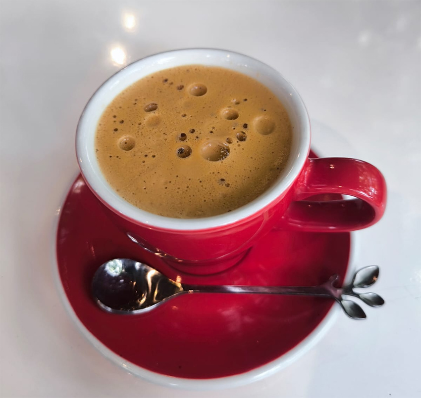 קפה שחור וייטנאמי מסורתי. צילום: מעין לוי