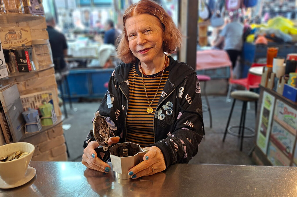 מריה והמקינטה, בחנות קפה בשוק בשוק הכרמל (צילום: איתי שקד)