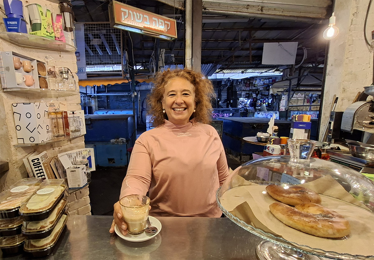 אחרי צעידה לאורך החוף, עם לחיים סמוקות ושיער פרוע מרוח הים, סוניה נכנסת לחנות עם חיוך גדול. צילום: איתי שקד