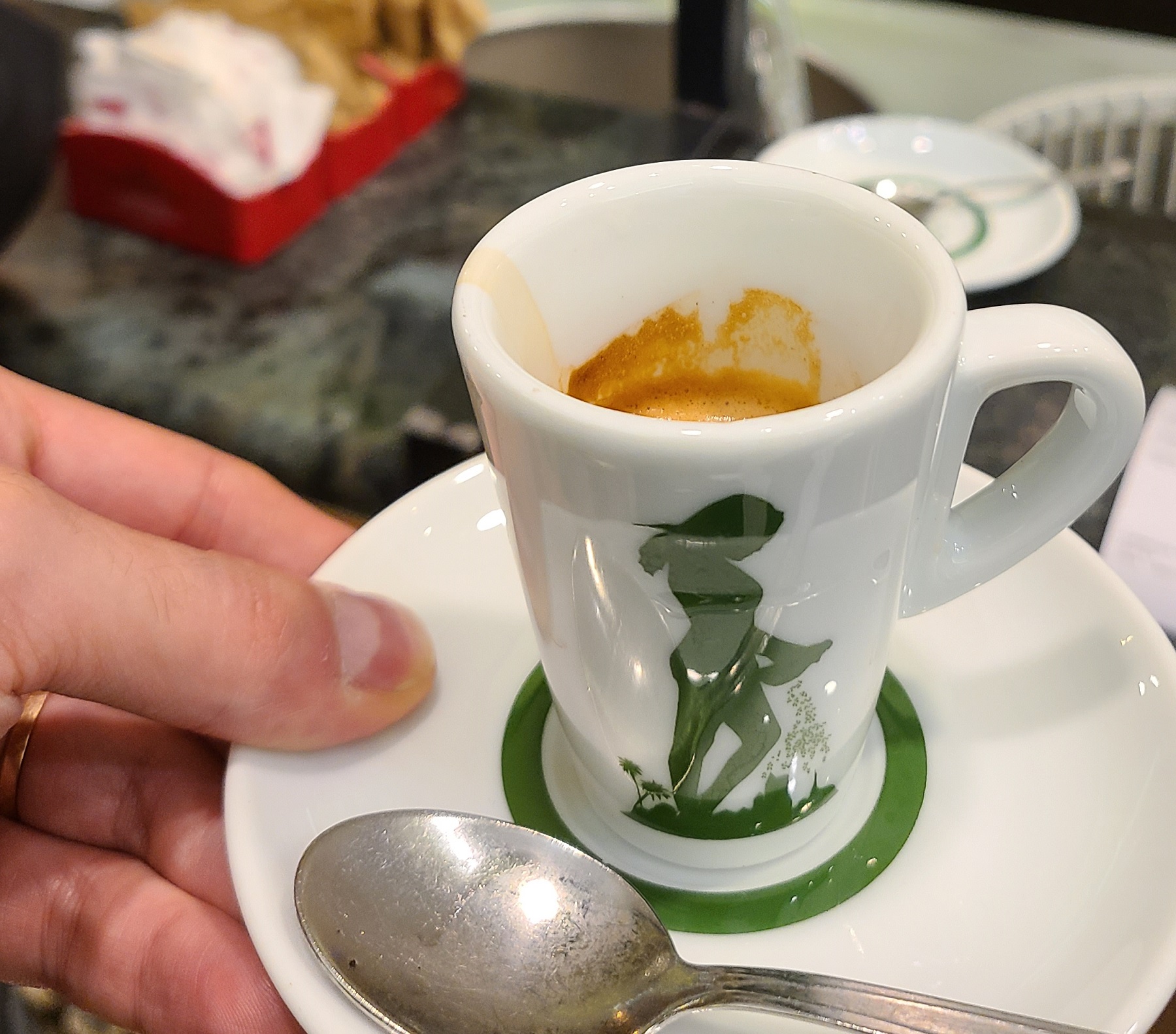 כוס אספרסו בבית הקפה Tazza D'Oro ברומא. צילום: מגזין שותים