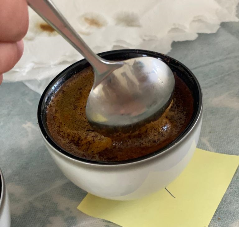 הבריסטה שובר את הקראסט של הקאפינג עם קפית. צילום: מאיה לפידות