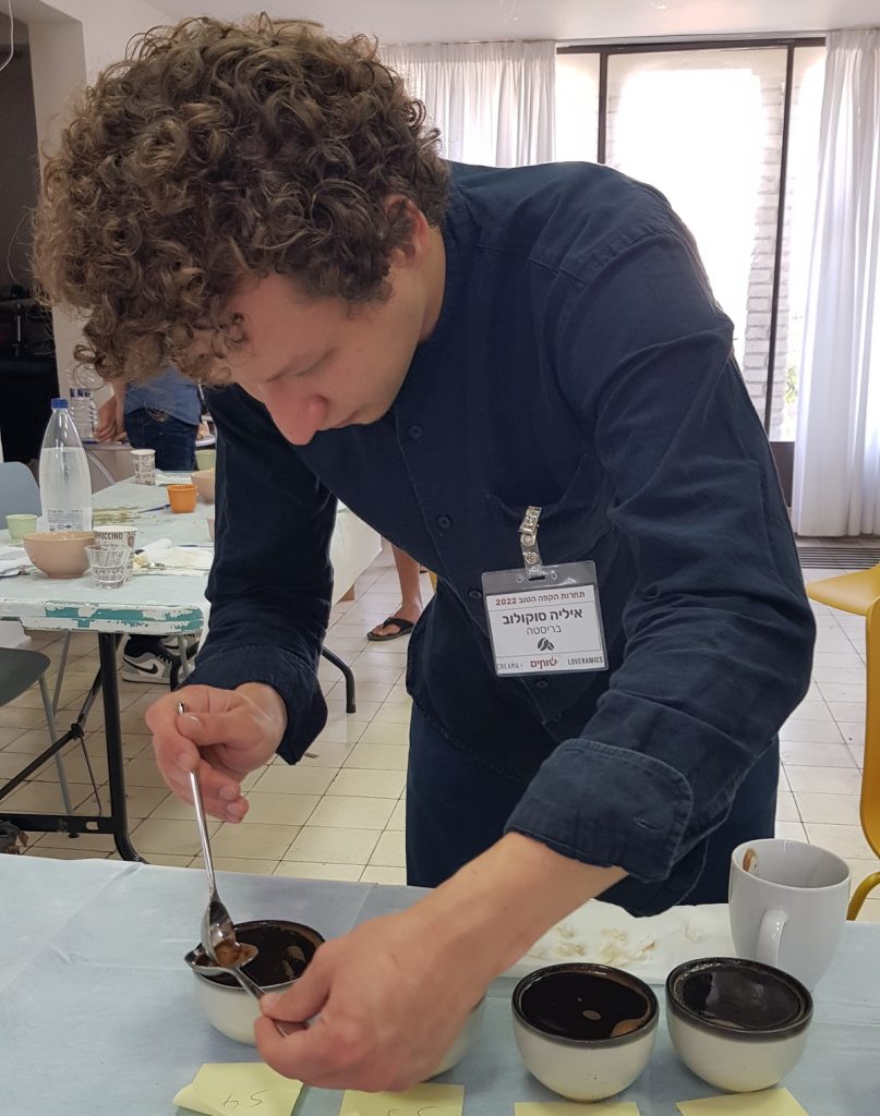 איליה סוקולוב הבריסטה מפנה את הקראסט של הקפה עם 2 כפות