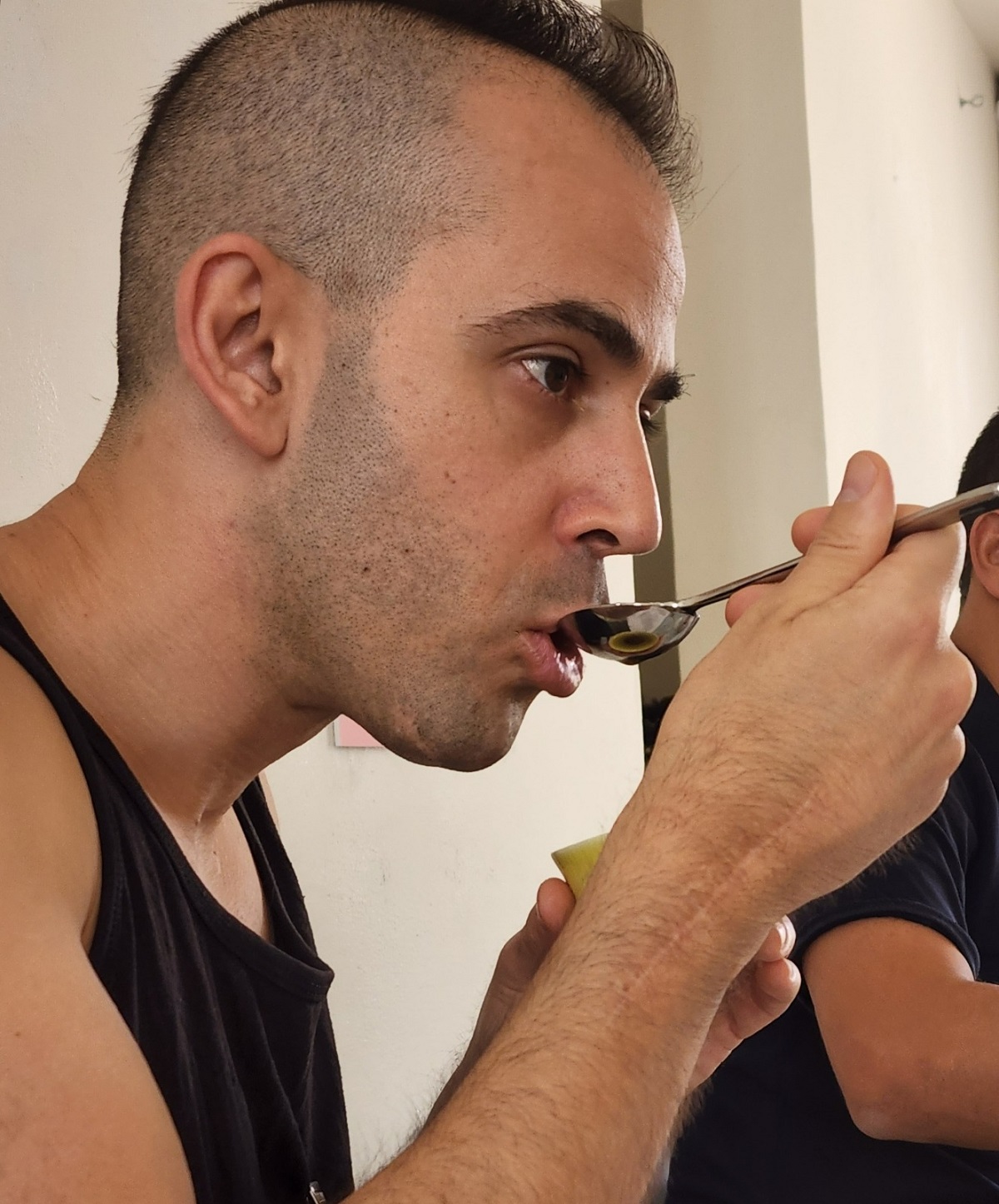 אור שיפר טועם קפה ושופט בתחרות הקפה הטוב 2022. צילום: ישראל פרקר